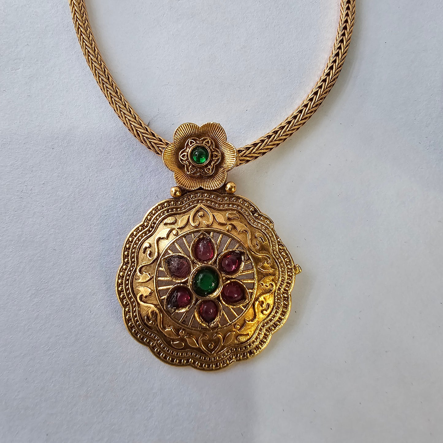 Angel Glitterz – Floral Stone Medallion Pendant Necklace Set (AG8097)