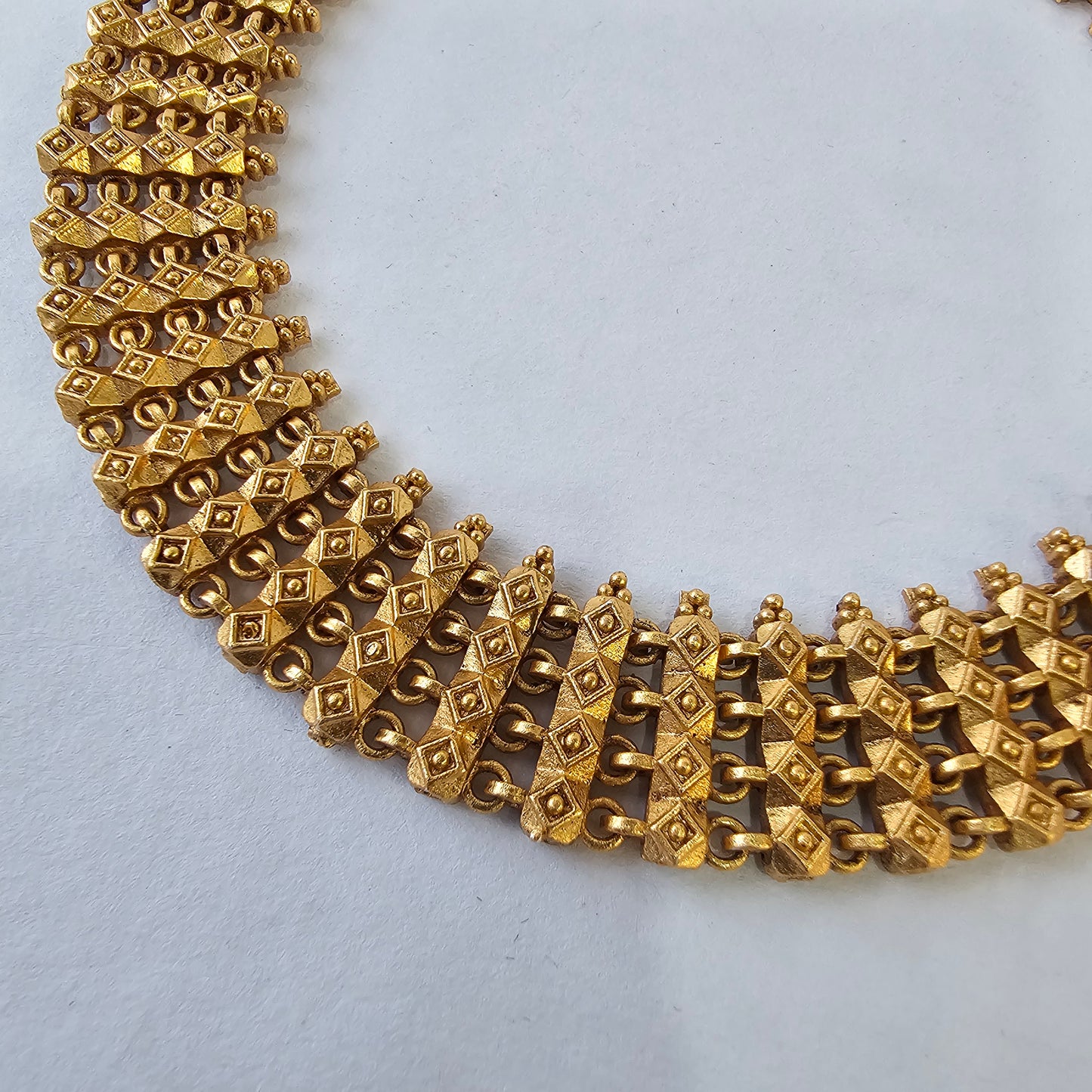 Angel Glitterz – Traditional Gold-Toned Choker Necklace Set (AG8102)