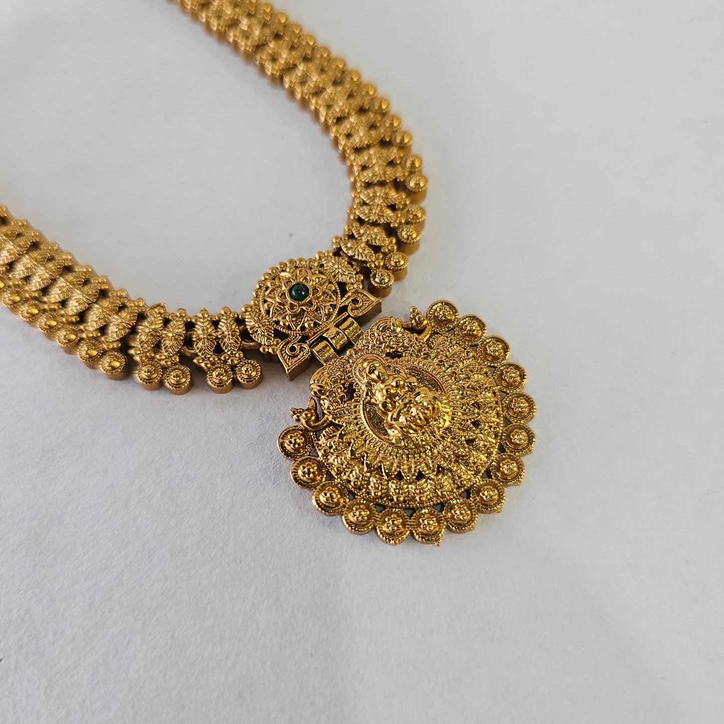 Angel Glitterz – Temple Style Medallion Short Necklace Set (AG8120)