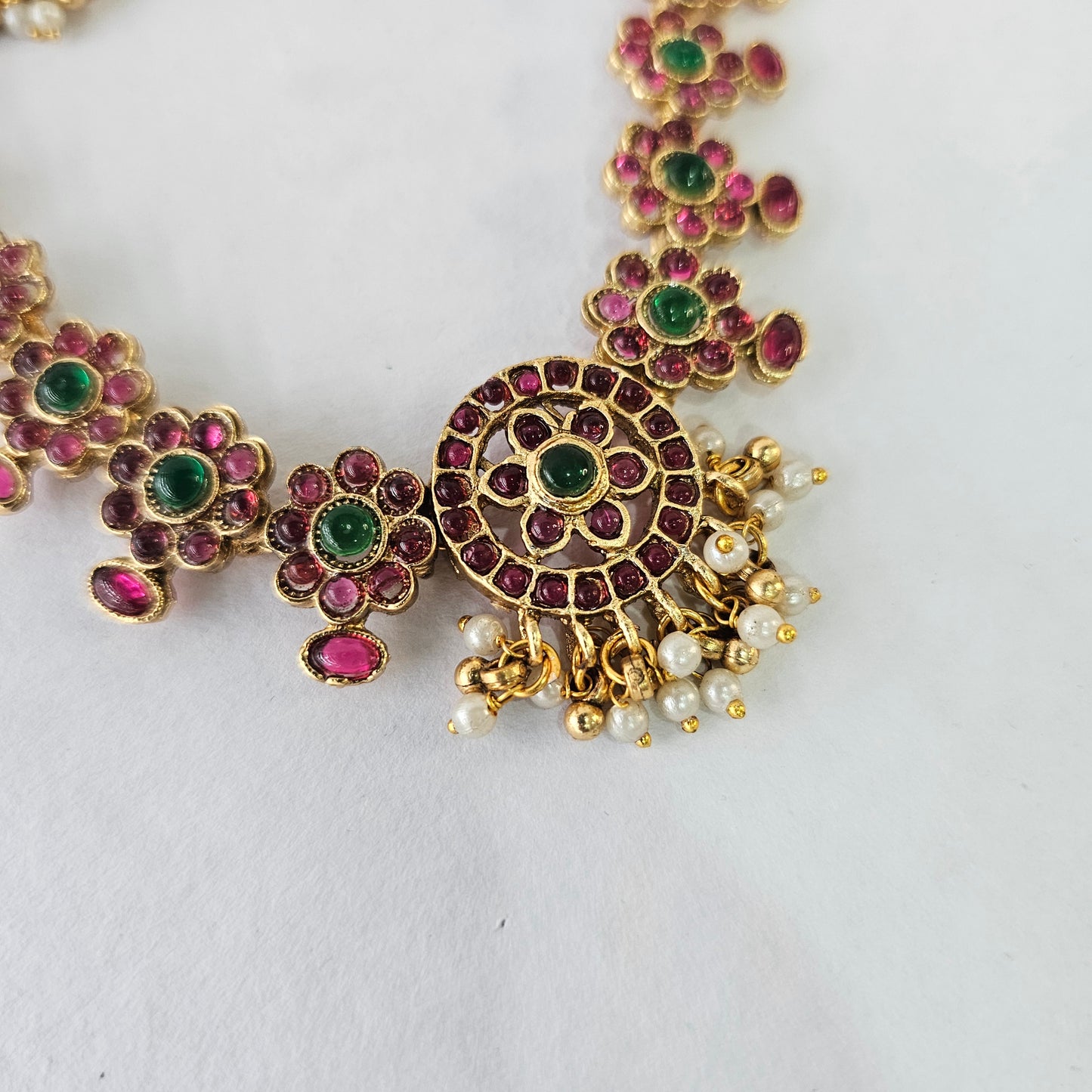Angel Glitterz – Floral Kemp Stone Medallion Short Necklace Set (AG8134)