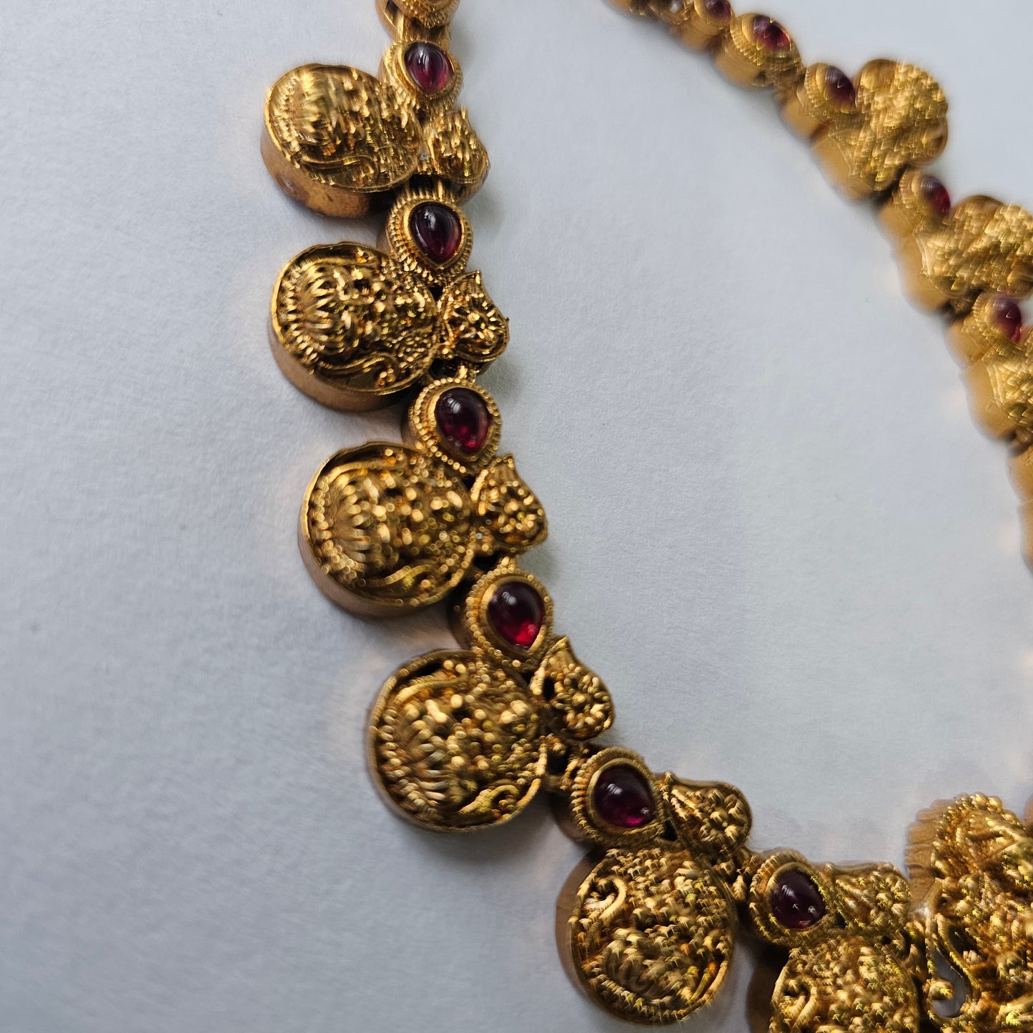 Angel Glitterz – Ruby Tone Accent Deity Motif Short Necklace Set (AG8189)